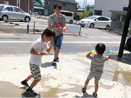 水風船で遊ぶ子どもたちと見守る大人の様子