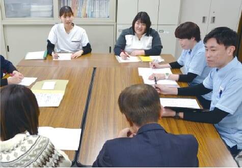 複数のスタッフが会議を行なっている様子